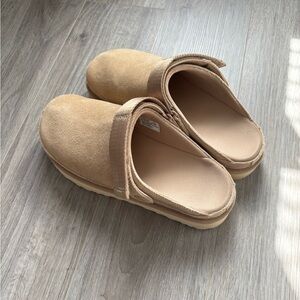 Ugg Goldenstar Clogs in Sand